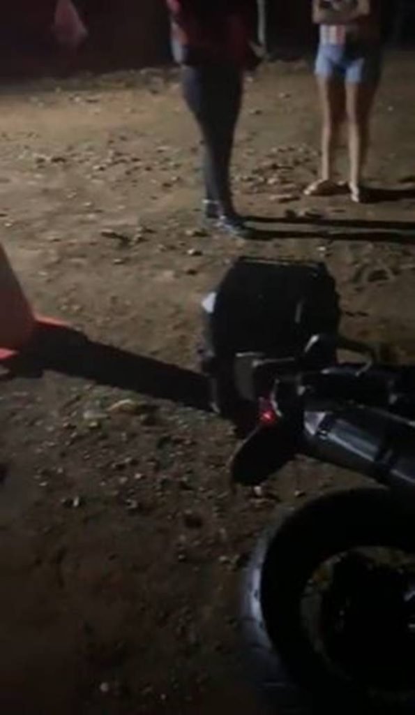 Imagem colorida de moto caída no chão
