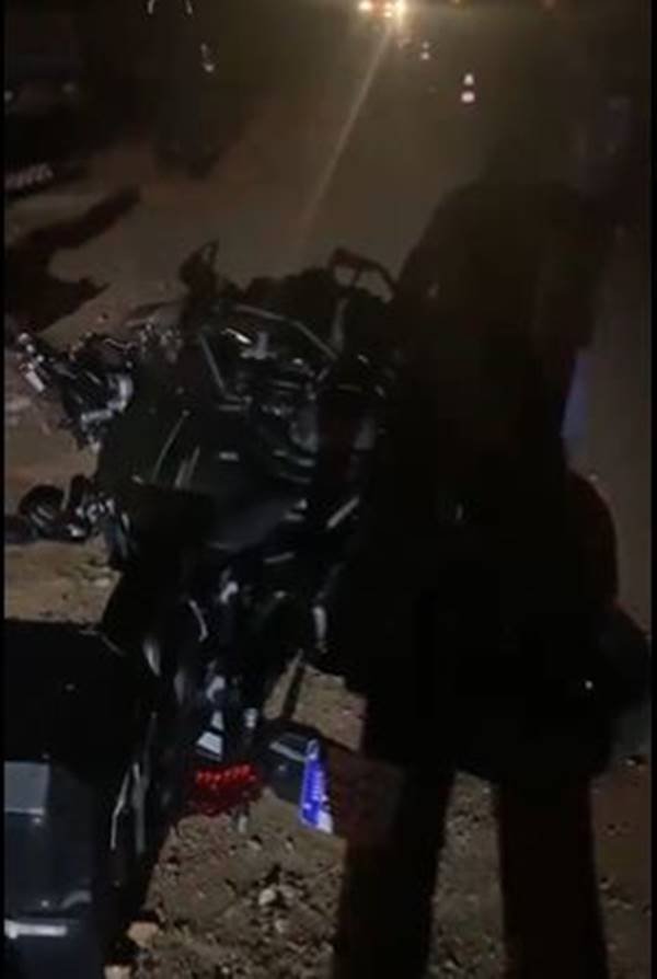 Imagem colorida de moto caída no chão