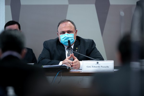 Foto colorida do ex-ministro da Saúde Eduardo Pazuello em depoimento na Comissão Parlamentar de Inquérito da pandemia.
