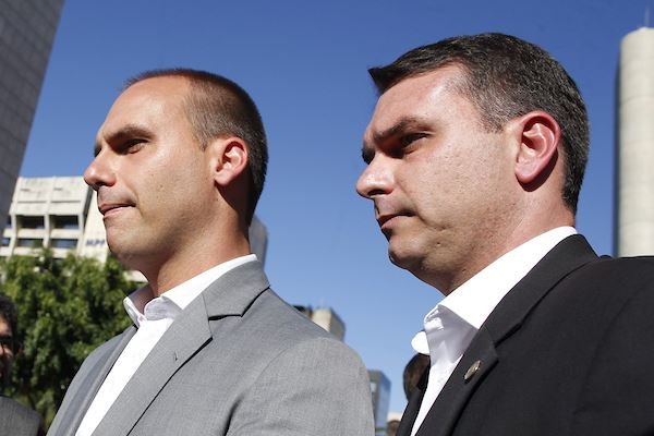 Foto colorida de Eduardo Bolsonaro e Carlos Bolsonaro na Superintendênte da PF, para pedir efetivo de segurança para família