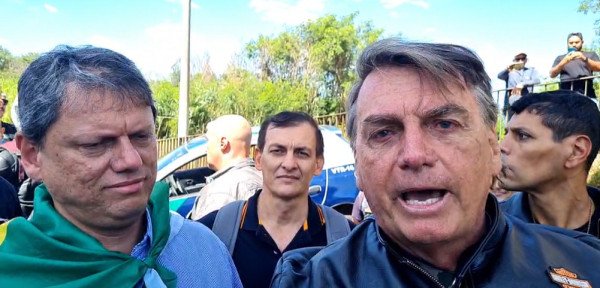 Bolsonaro sobre acordo do WhatsApp com TSE: "N&atilde;o ser&aacute; cumprido"