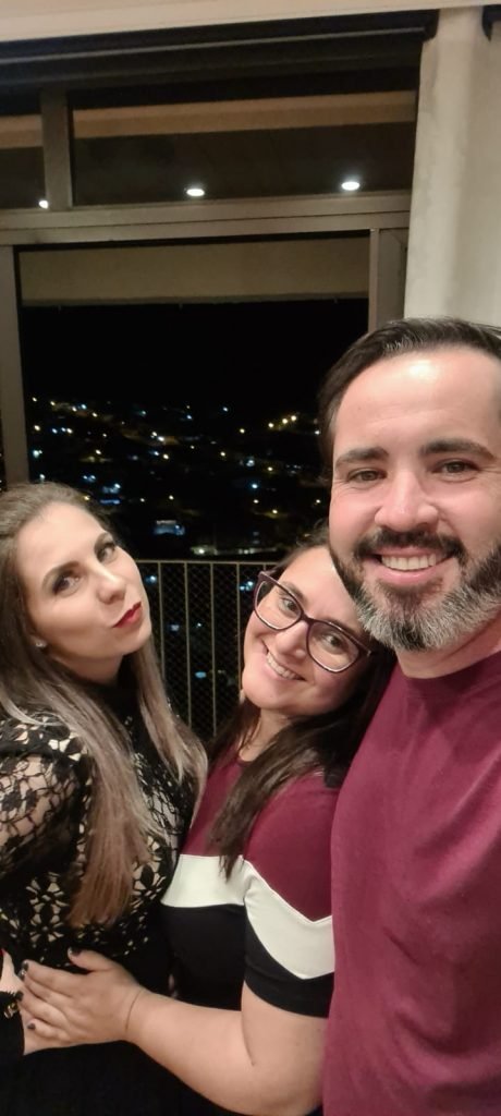 Trisal tem a expectativa de que a criação o cuidados do bebê seja mais fácil por causa das experiências que viveram