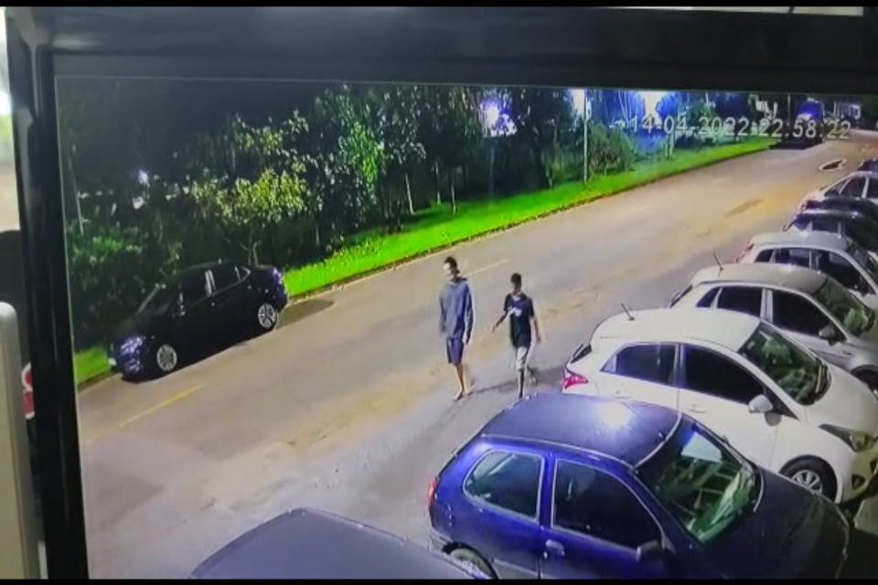 imagens de câmeras de segurança mostram dois homens andando