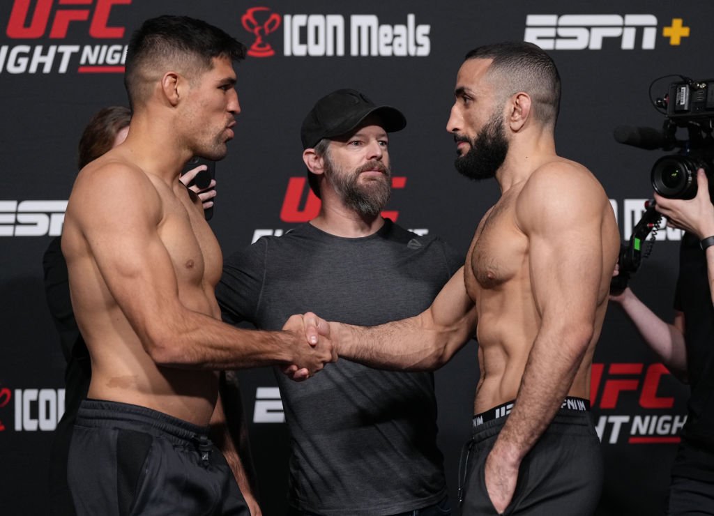 À esquerda, o brasileiro Vicente Luque cumprimenta o americano Belal Muhammad após a pesagem do UFC deste sábado (16/4)