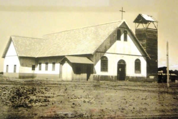 Igreja Santíssima Trindade precedeu catedral Nossa Senhora da Glória em Maringá