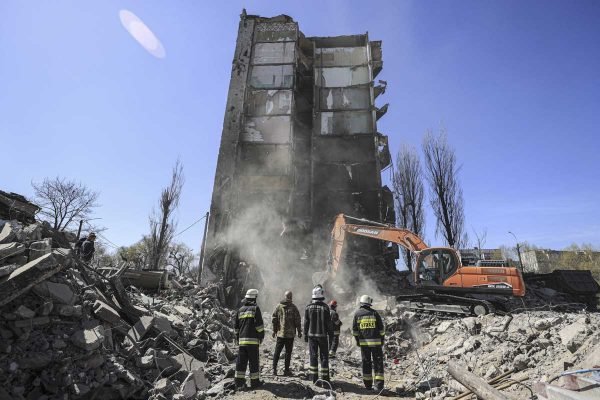 Bombeiros trabalham removendo escombros na região de Borodyanka, em Kiev na Ucrânia