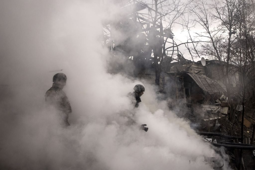Bombeiros trabalham para extinguir um incêndio em um armazém causado por recente bombardeio russo em Kharkiv, Ucrânia
