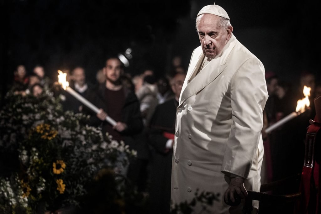 O Papa Francisco lidera a Via Sacra, Via Crucis no Coliseu de Roma, em 15 de abril de 2022 em Roma, Itália