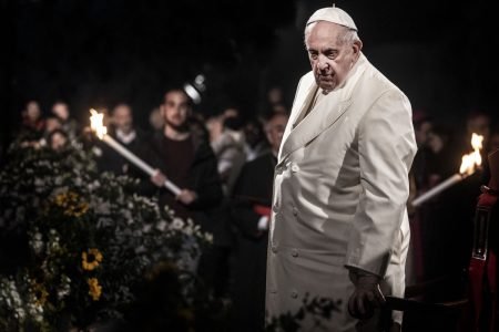 O Papa Francisco lidera a Via Sacra, Via Crucis no Coliseu de Roma, em 15 de abril de 2022 em Roma, Itália