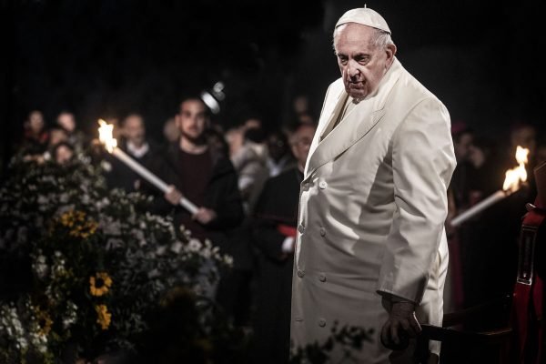 O Papa Francisco lidera a Via Sacra, Via Crucis no Coliseu de Roma, em 15 de abril de 2022 em Roma, Itália