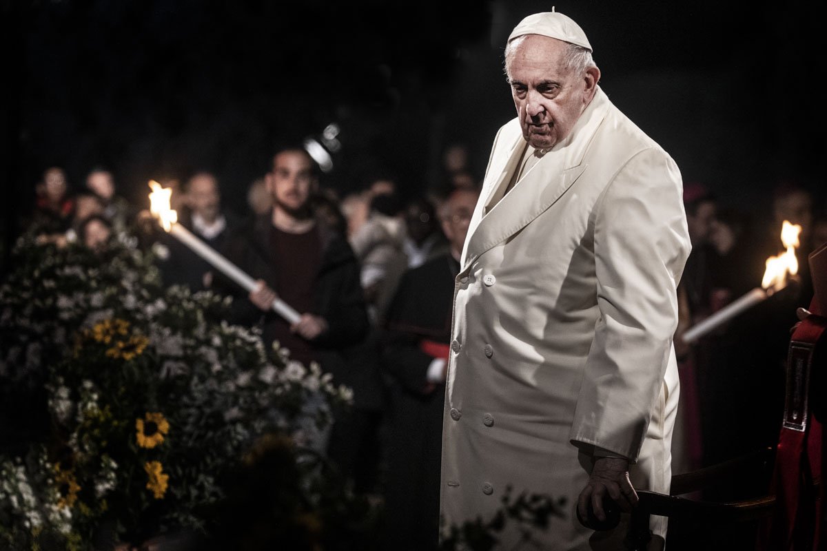 O Papa Francisco lidera a Via Sacra, Via Crucis no Coliseu de Roma, em 15 de abril de 2022 em Roma, Itália