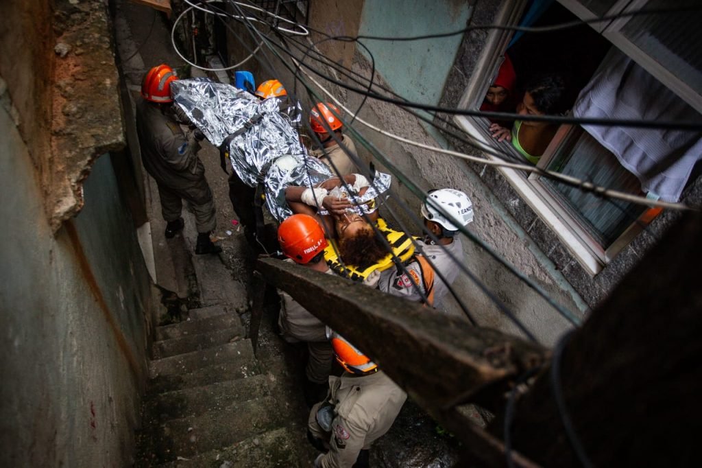 Lucas da Silva, 18 anos foi socorrido hoje pelos bombeiros no Morro do Queto, na Zona Norte do Rio de Janeiro. A casa de Lucas foi derrubada por uma pedra que rolou e acabou prendendo as pernas do jovem