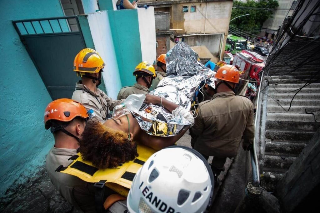 Lucas da Silva, 18 anos foi socorrido hoje pelos bombeiros no Morro do Queto, na Zona Norte do Rio de Janeiro. A casa de Lucas foi derrubada por uma pedra que rolou e acabou prendendo as pernas do jovem