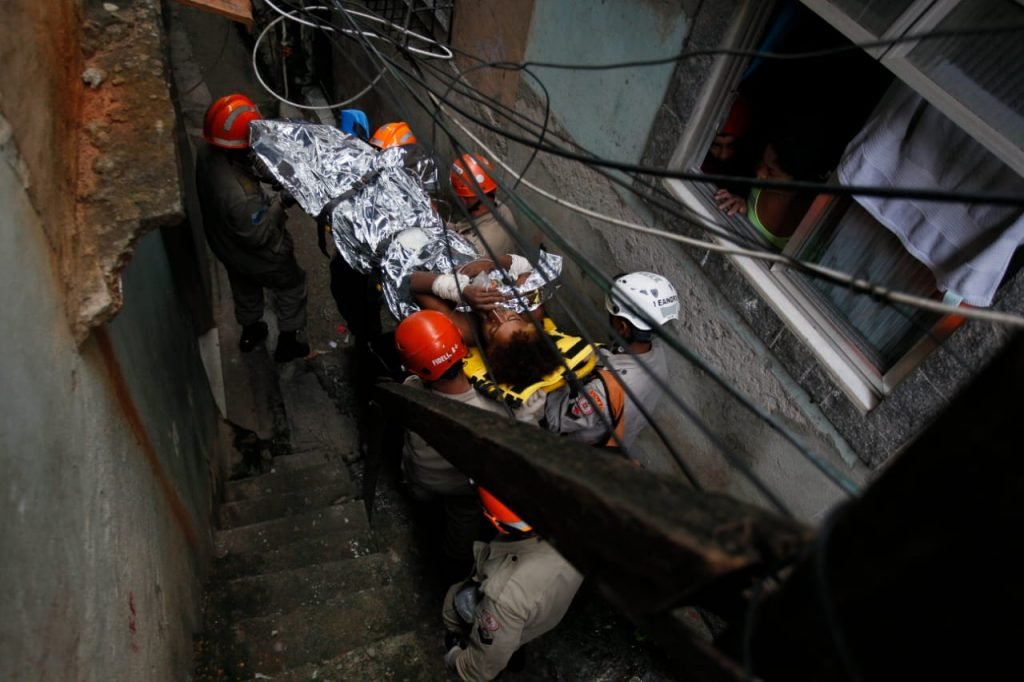 Lucas da Silva, 18 anos foi socorrido hoje pelos bombeiros no Morro do Queto, na Zona Norte do Rio de Janeiro. A casa de Lucas foi derrubada por uma pedra que rolou e acabou prendendo as pernas do jovem