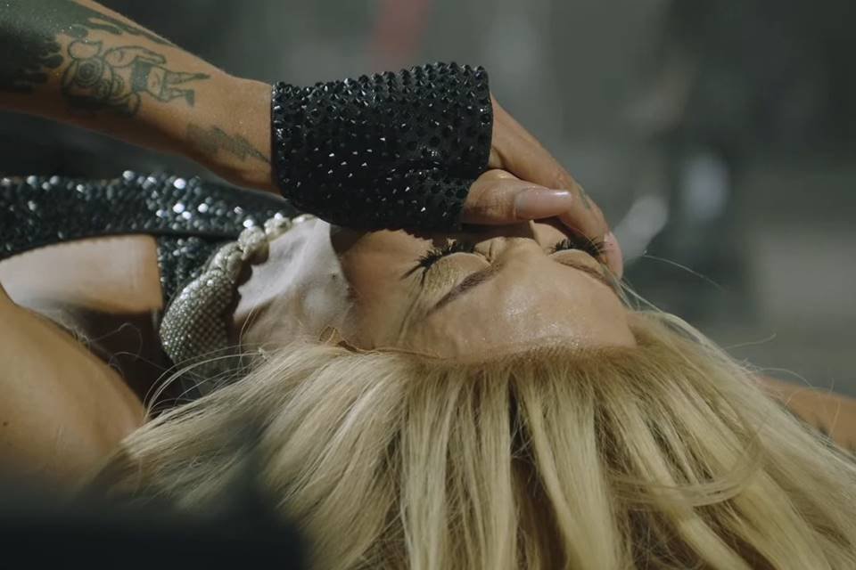 Pabllo Vittar cai no choro durante apresentação no Coachella