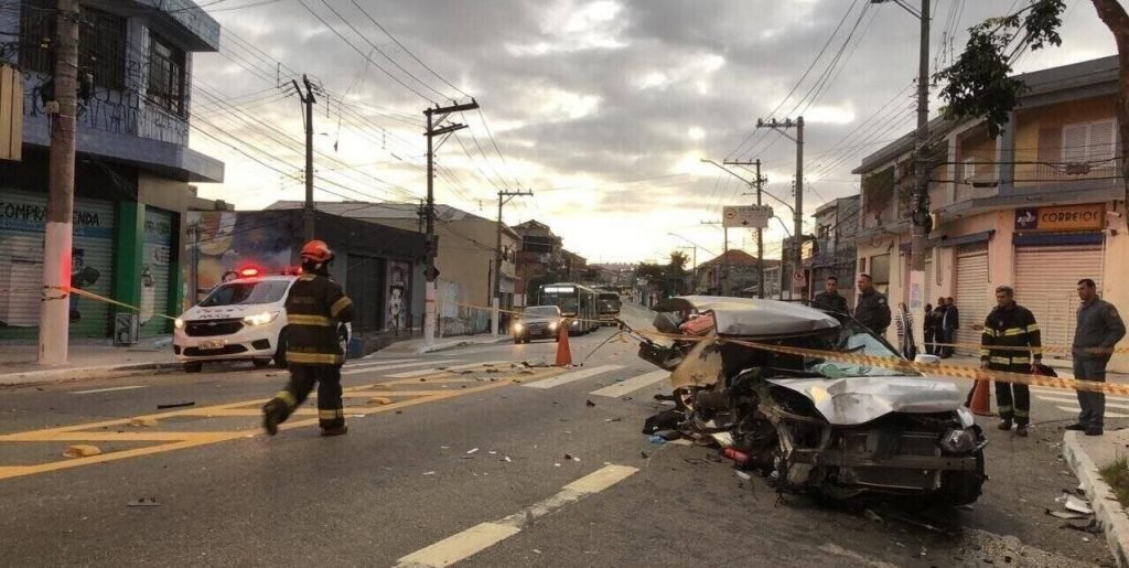 Um acidente de trânsito envolvendo dois carros na Avenida Cangaíba, na zona leste de São Paulo, causou capotamento e deixou cinco pessoas feridas
