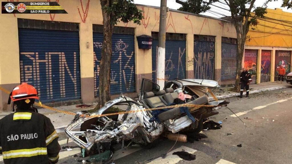 A batida aconteceu por volta das 5h10 deste domingo (17/4)