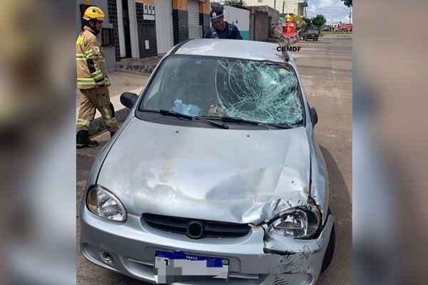 Carro prata amassado e com o vidro trincado