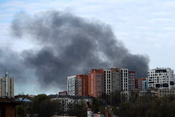 Cidade de Lviv, na Ucrânia, é bombardeada por misseis russos. Na foto, fumaça preta sai de prédios - Metrópoles