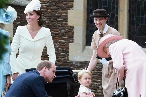 Foto colorida. Kate Middleton, Maria Tereza Turrion Borrallo, príncipe George e rainha Elizabeth