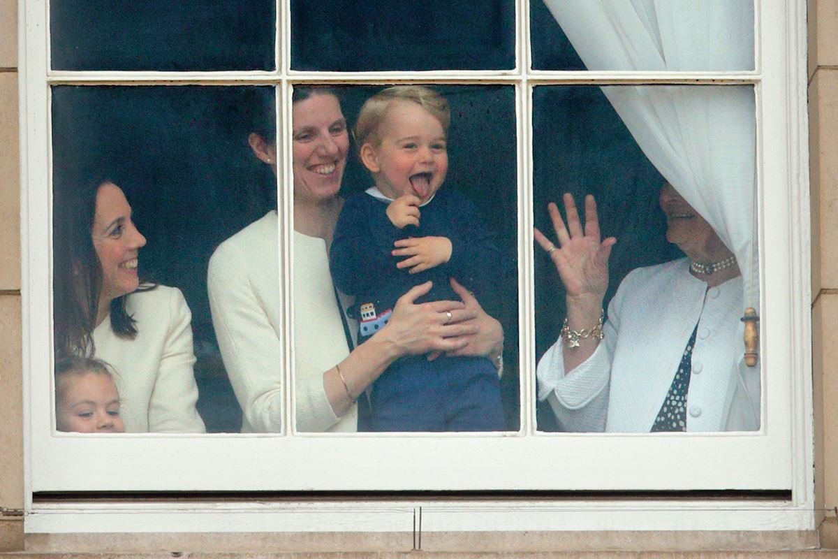 Foto colorida. Maria Teresa Turrion Borrallo e príncipe George em uma janela