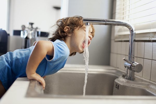 Child drinks water straight from a tap - Metropolis