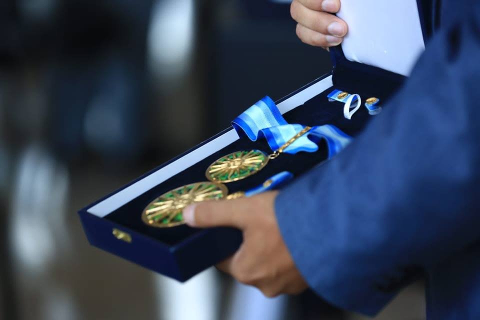 Governador Ibaneis participa da cerimônia de entrega de medalhas para homenageados de Brasília. Na foto, uma delas é mostrada em sua caixa - Metrópoles