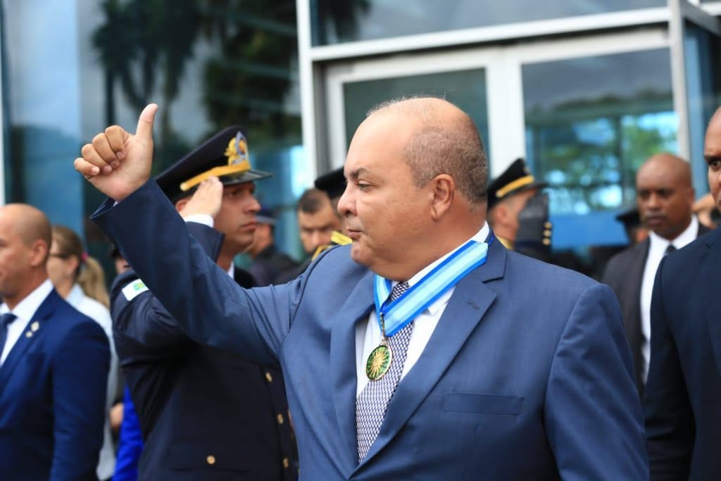 O governador Ibaneis faz um joinha com a mão cerimônia de entrega de medalhas a homenageados na programação do aniversário de 62 anos de Brasília - Metrópoles