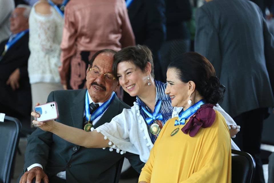 Alguns dos homenageados na cerimônia de entrega de medalhas na programação do aniversário de 62 anos de Brasília tiram uma selfie, entre eles, o pioneiro Gilberto Salomão - Metrópoles