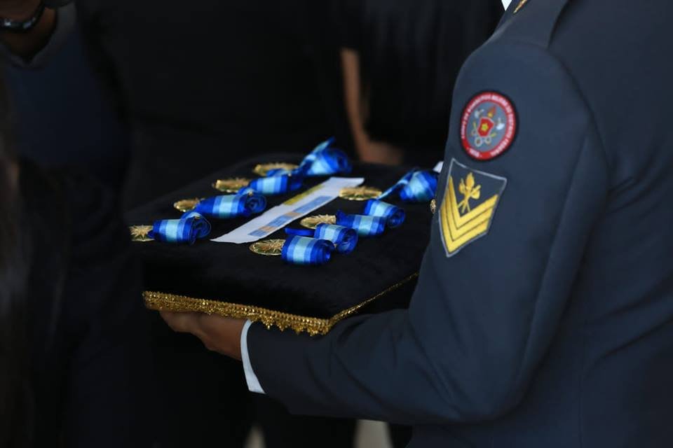 Um militar dos bombeiros segura caixa com medelhas em cerimônia de entrega dessas a homenageados na programação do aniversário de 62 anos de Brasília - Metrópoles