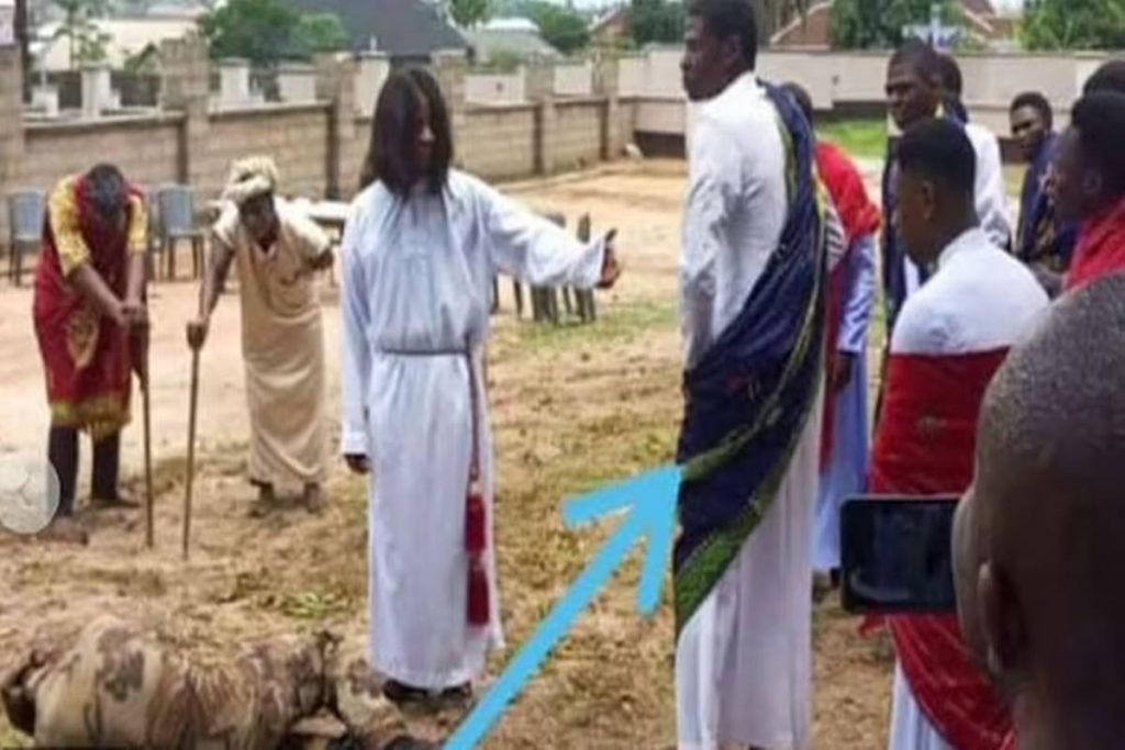 O jovem universitário Sule Ambrose durante ensaio, usando uma túnica. Ele morreu em encenação da paixão de Cristo na Nigéria - Metrópoles