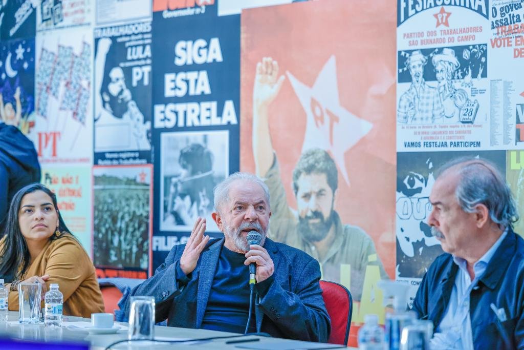 Ex-presidente Lula se reuniu com lideranças de PSB, Rede, PCdoB e PV para discutir meio ambiente. Na foto ele discursa em mesa ao lado do ex-ministro Aloisio Mercadante -Metrópoles
