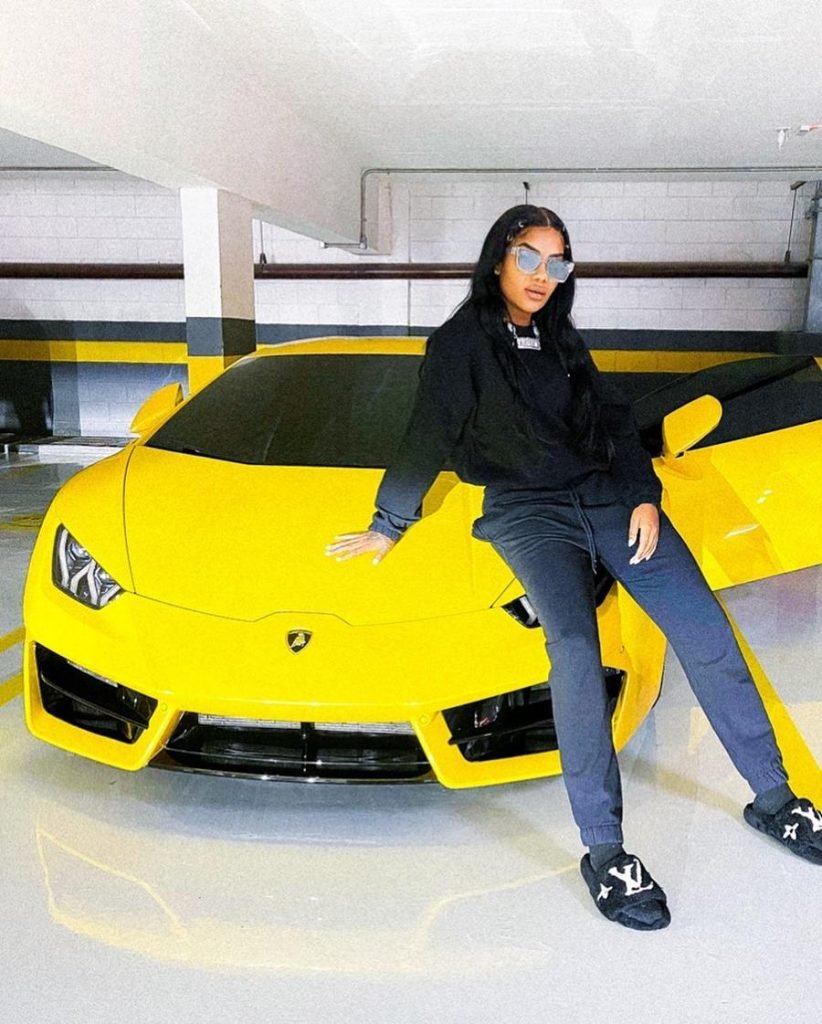 Ludmilla posa com carrão de R$ 3 milhões e recebe elogios de fãs