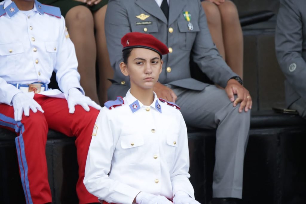Chegada de Laura Bolsonaro a Colégio Militar causa aflição em