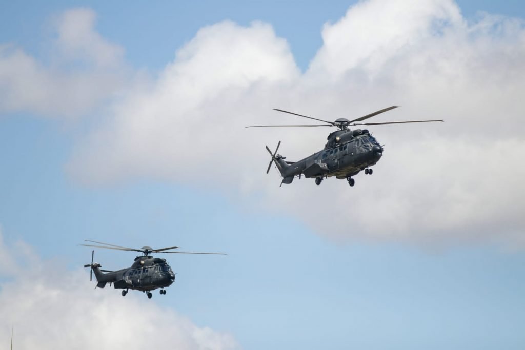 Helicópteros voam no ar na cerimônia militar em comemoração ao Dia do Exército, marcando os 374 anos da instituição - Metrópoles
