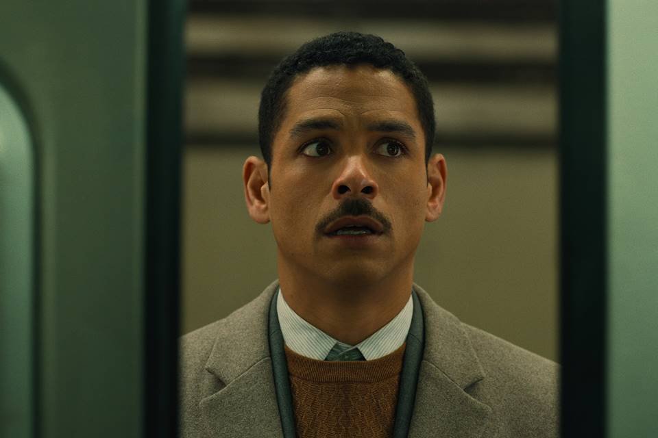 homem preto de bigode e terno