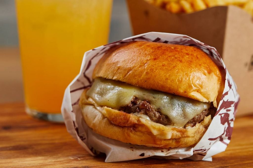 na foto vemos um hamburguer com carne e queijo