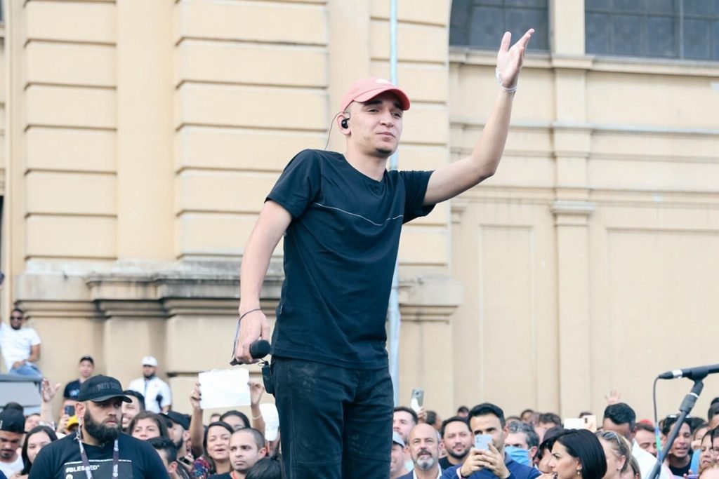 João Gomes durante apresentação para uma multidão de pessoas num show no Mercadão Municipal de São Paulo (Divulgação)