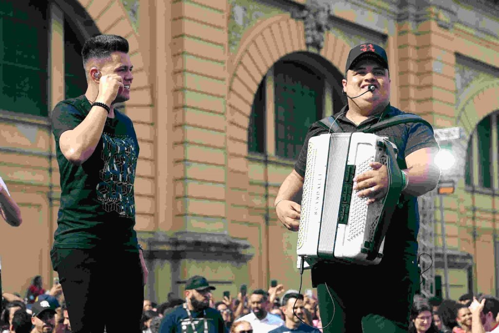 João Gomes, Tarcísio do Acordeon e Vitor Fernandes realizaram show ao vivo no Mercadão de São Paulo (Divulgação)