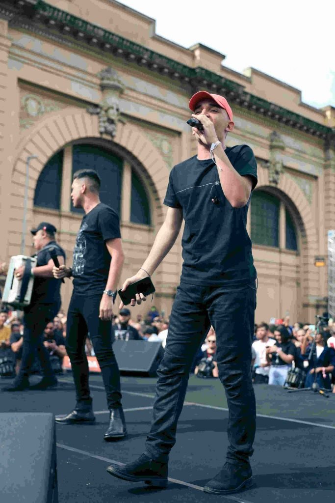 João Gomes, Tarcísio do Acordeon e Vitor Fernandes realizaram show ao vivo no Mercadão de São Paulo (Divulgação)