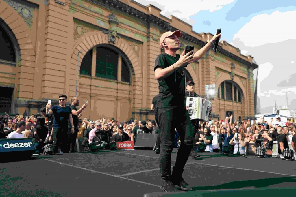 João Gomes, Tarcísio do Acordeon e Vitor Fernandes realizaram show ao vivo no Mercadão de São Paulo (Divulgação)