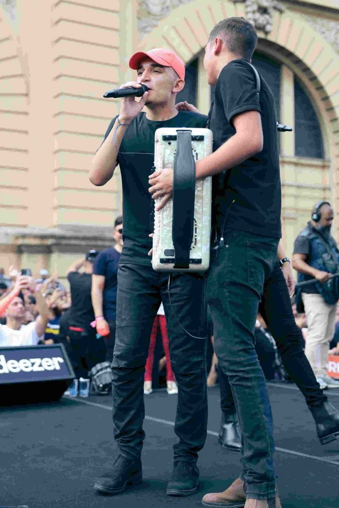 João Gomes, Tarcísio do Acordeon e Vitor Fernandes realizaram show ao vivo no Mercadão de São Paulo (Divulgação)