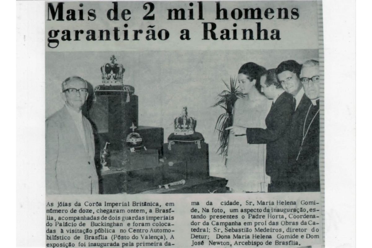 Página de jornal anuncia a exposição das joias da Coroa Imperial Britânica no Centro Automobilístico de Brasília (Posto do Valença)