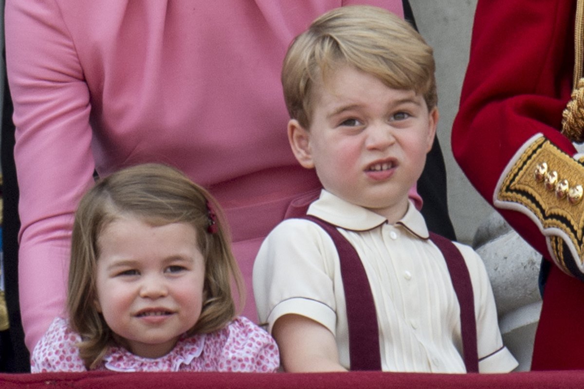 Foto colorida. Princesa Charlotte e príncipe George