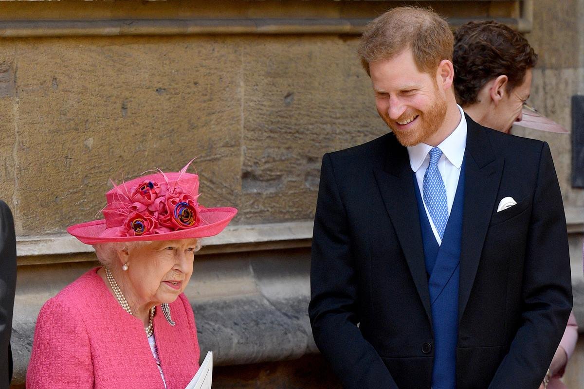 Foto colorida. Príncipe Harry e rainha Elizabeth