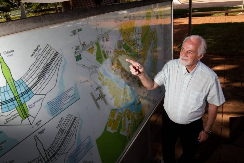 Idoso ao lado do mapa de Brasília