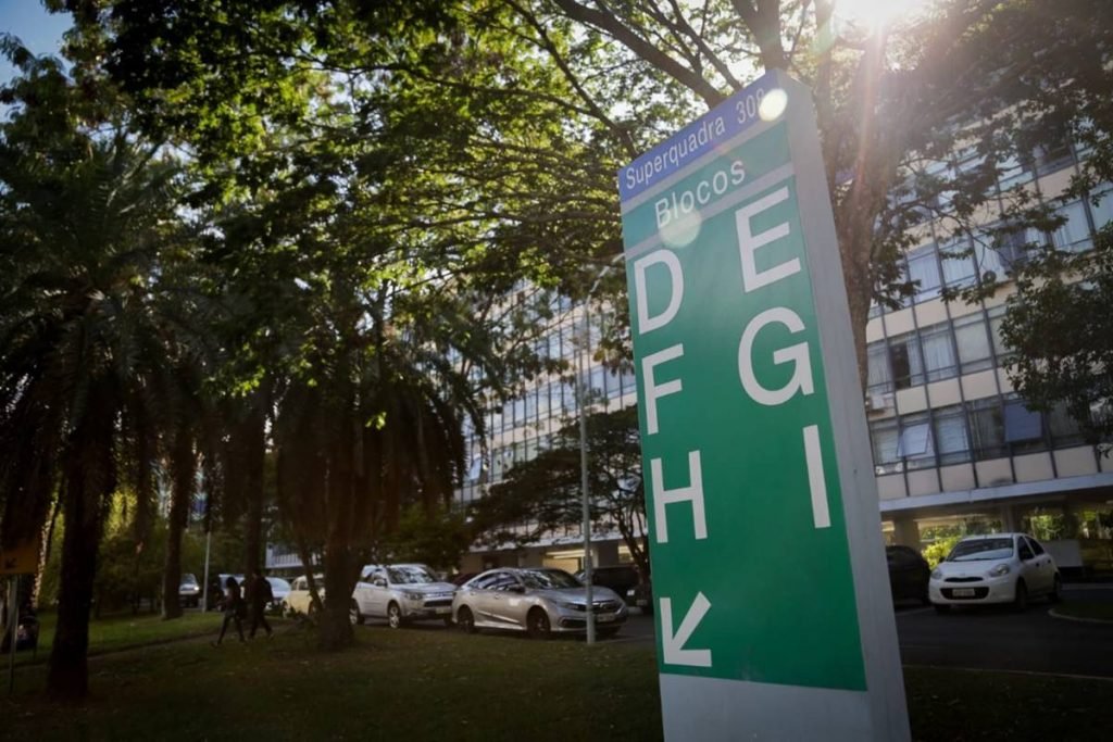 Placa verde e azul