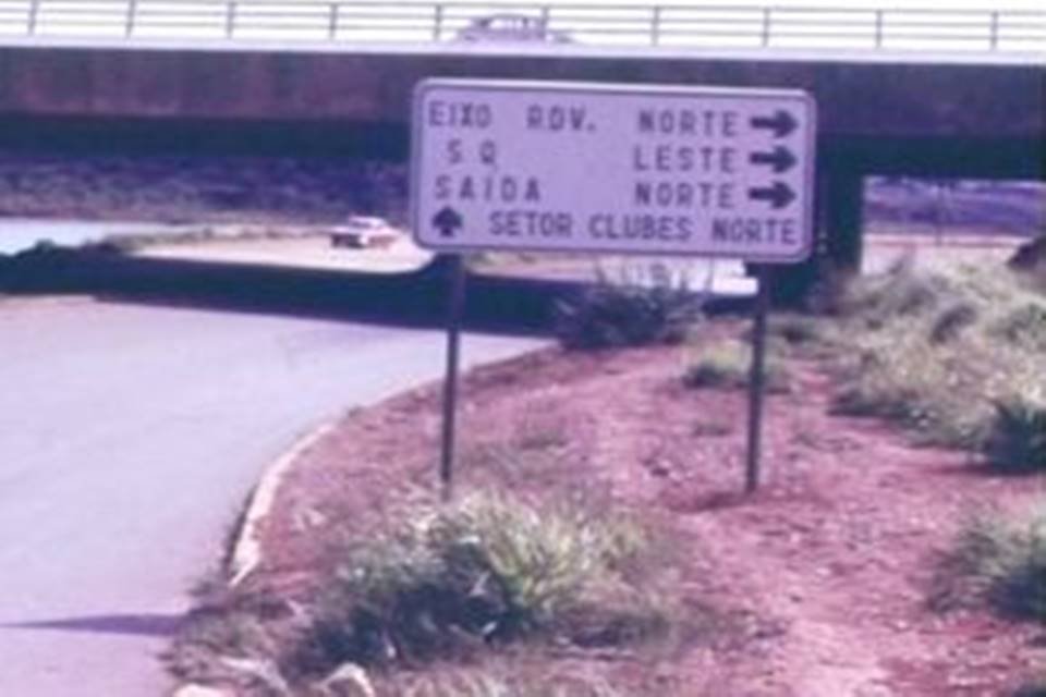 Placa de trânsito branca