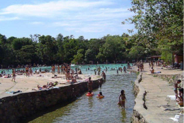 Pessoas nadando na piscina da Água Mineral - Metrópoles