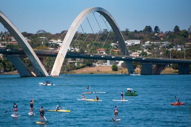 Pessoas nadando no Lago Paranoa - Metrópoles